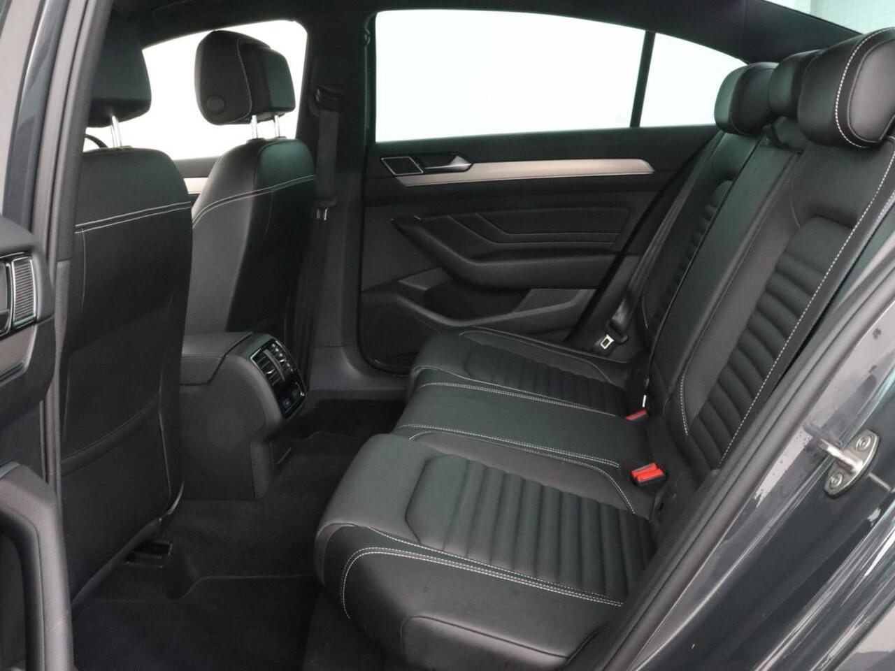 Volkswagen PASSAT 1.5 TSI R-Line | Nappaleder | Stoelverwarming | Camera | Carplay | Massage | Memory | Side Assist | Navigatie | Matrix LED | Adaptive cruise