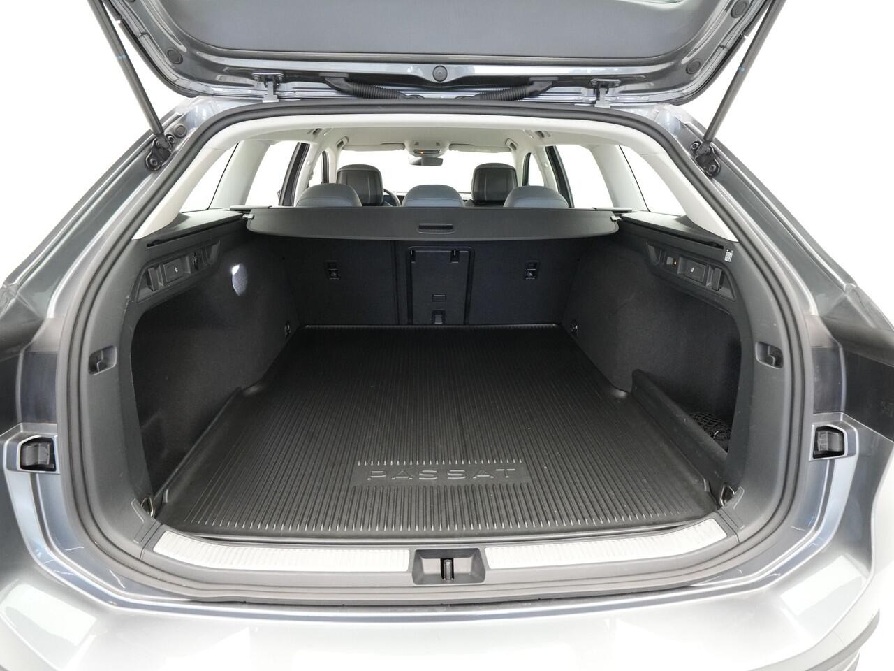 Volkswagen PASSAT Variant 1.5 eTSI 150pk Business Trekhaak Navigatie Camera Acc 112