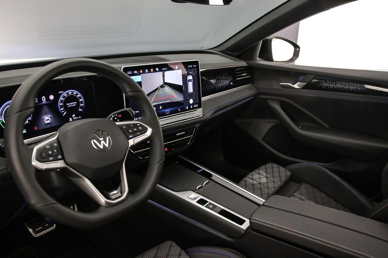 Volkswagen PASSAT Variant R-Line Edition 1.5 TSI eHybrid 272pk DSG Automaat Trekhaak, Panoramadak, LED matrix koplampen, Black Style, Adaptive cruise control