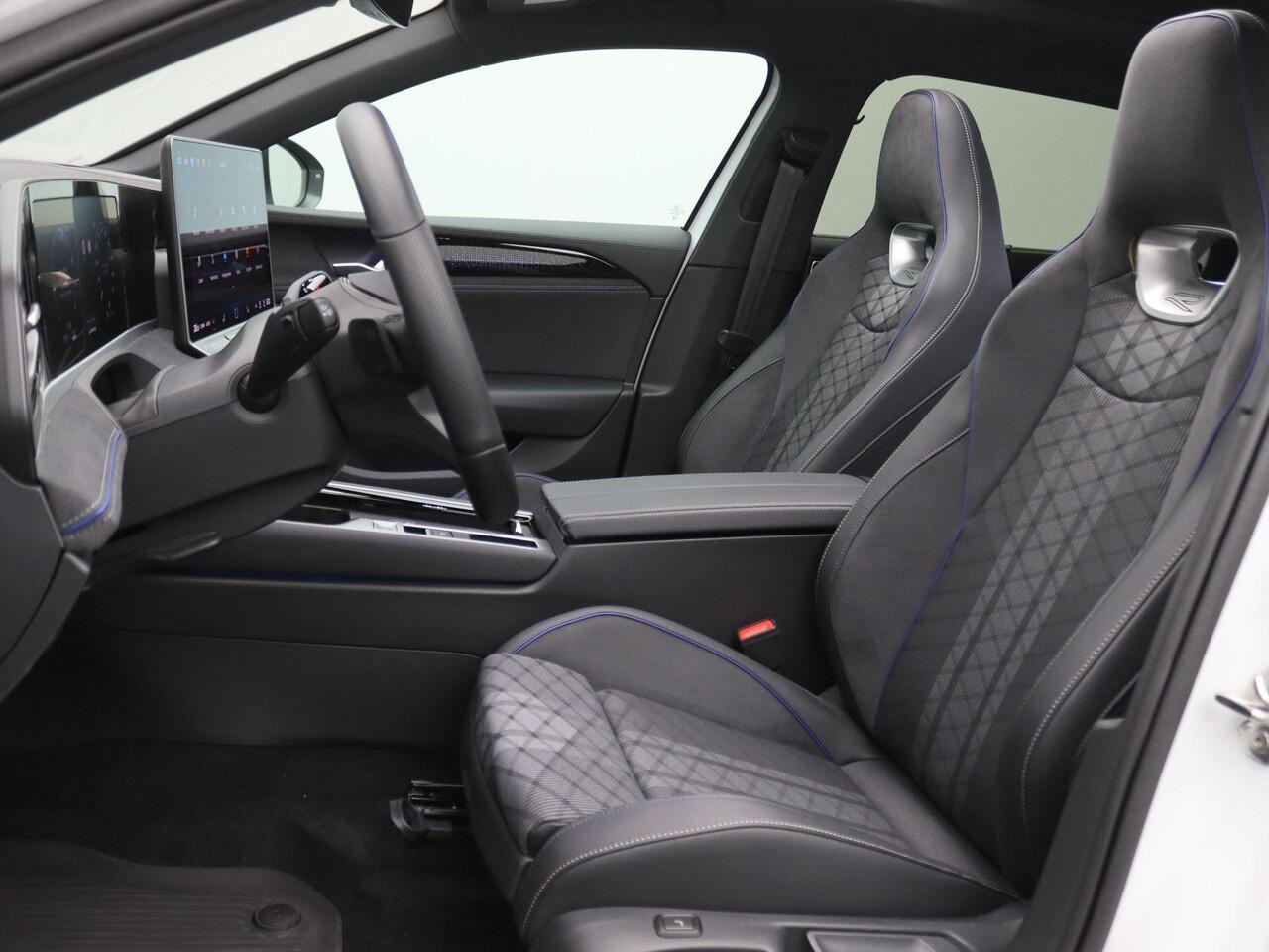 Volkswagen PASSAT Variant 1.5 eHybrid R-Line Business 272PK Trekhaak, 360 graden Camera, DCC, Harman & Kardon, Head-up Display, Leeds 19", Panoramadak, Elek. achterklep, LED-Matrix, Side assist, Keyless, Stoelverwarming voor + achter, Stuurwielverwarming