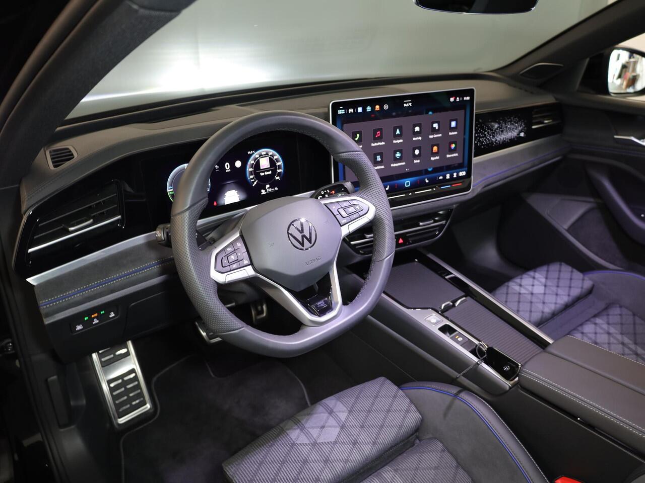 Volkswagen PASSAT Variant 1.5 eHybrid R-Line Edition 272PK PHEV | Panorama dak | Harman Kardon geluidsinstallatie | Trekhaak | Black style |