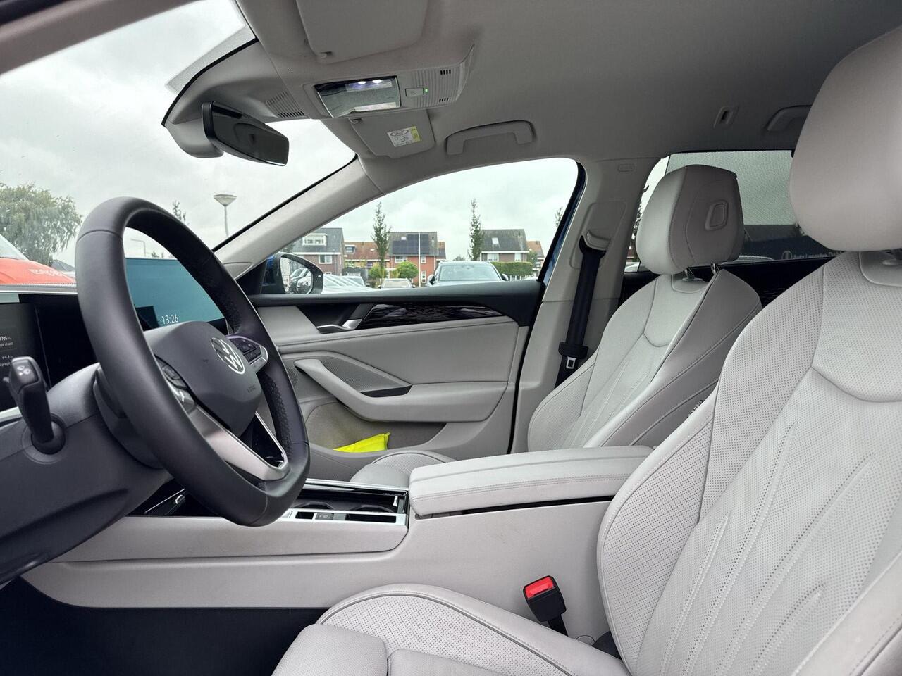 Volkswagen PASSAT Variant 1.5 eHybrid Elegance | Trekhaak | Leder | 18 inch | 150 pk | Automaat | SOH 100% |