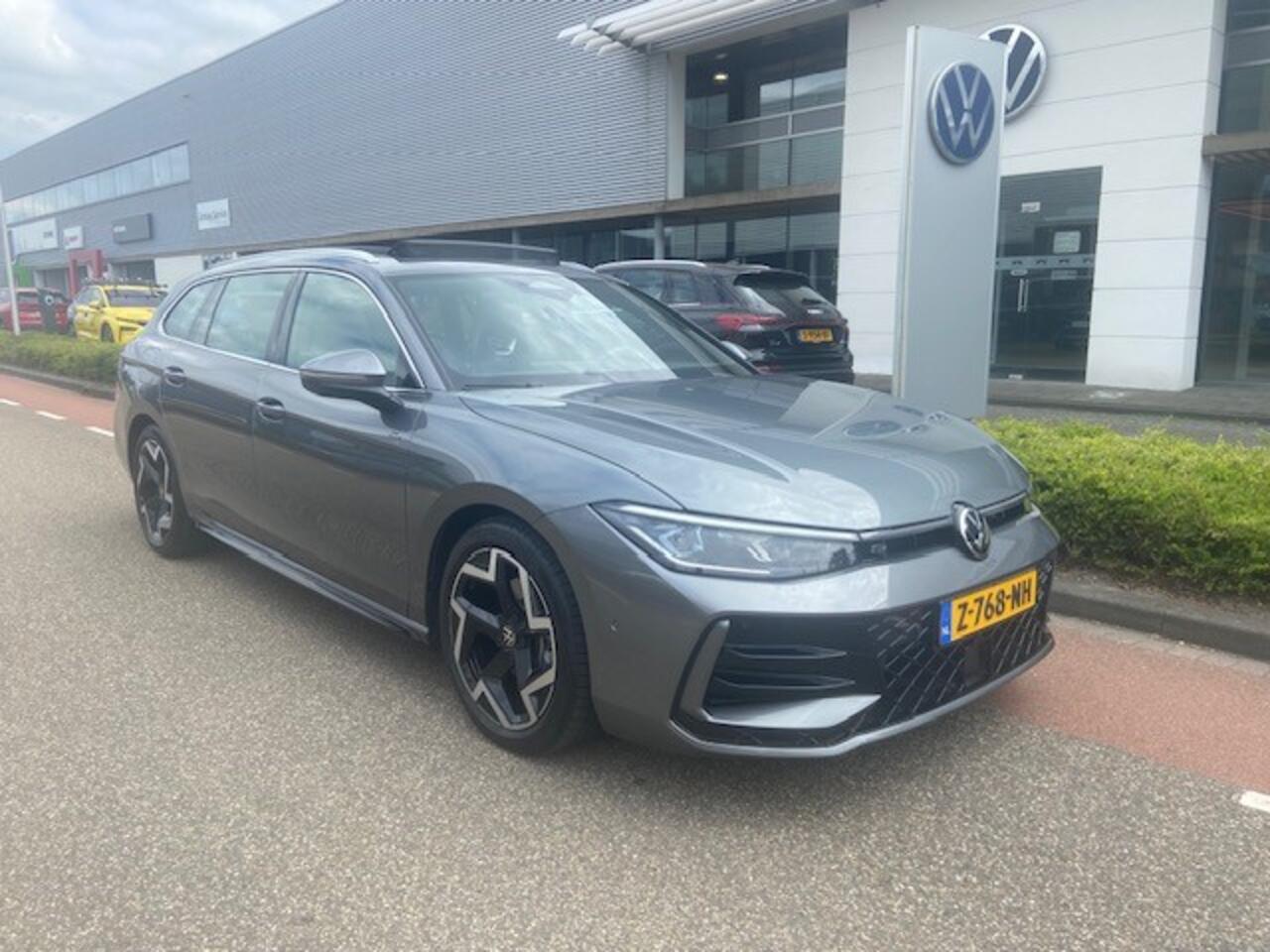 Volkswagen PASSAT Variant 1.5 eTSI R-Line Business / DSG/ Metallic/ Led/ Panoramadak/ Zwenkhaak/ Digitale Cockpit/ R Line Int + Ext/ Parkeersensoren/ 18 lmv