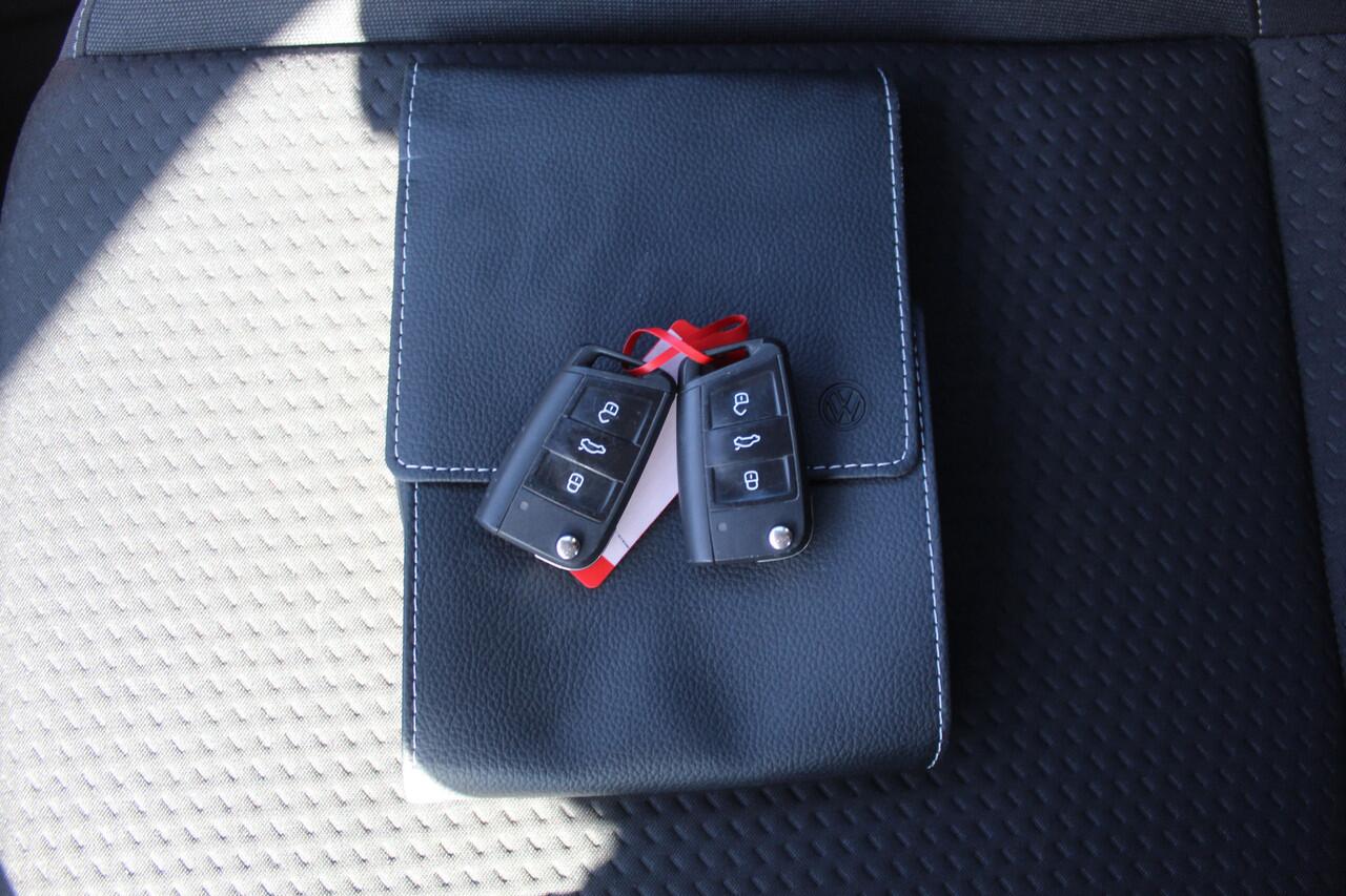 Volkswagen POLO 1.0 TSI Comfortline Navigatie/Adaptive cruise control/Apple carplay/Airco/DAB/Multifunctioneel stuurwiel/Elektrische ramen/Elektrisch verstelbare spiegels/15'' Lichtmetalen velgen.