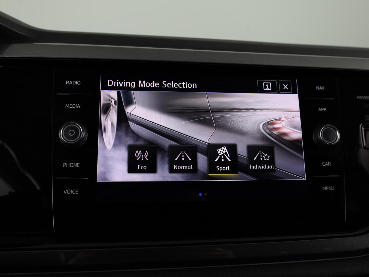 Volkswagen POLO 1.0 TSI Highline 95 pk Automaat (DSG) | Navigatie | Parkeersensoren | Autom. airco | Adaptieve cruise control | Apple Carplay/Android Auto |