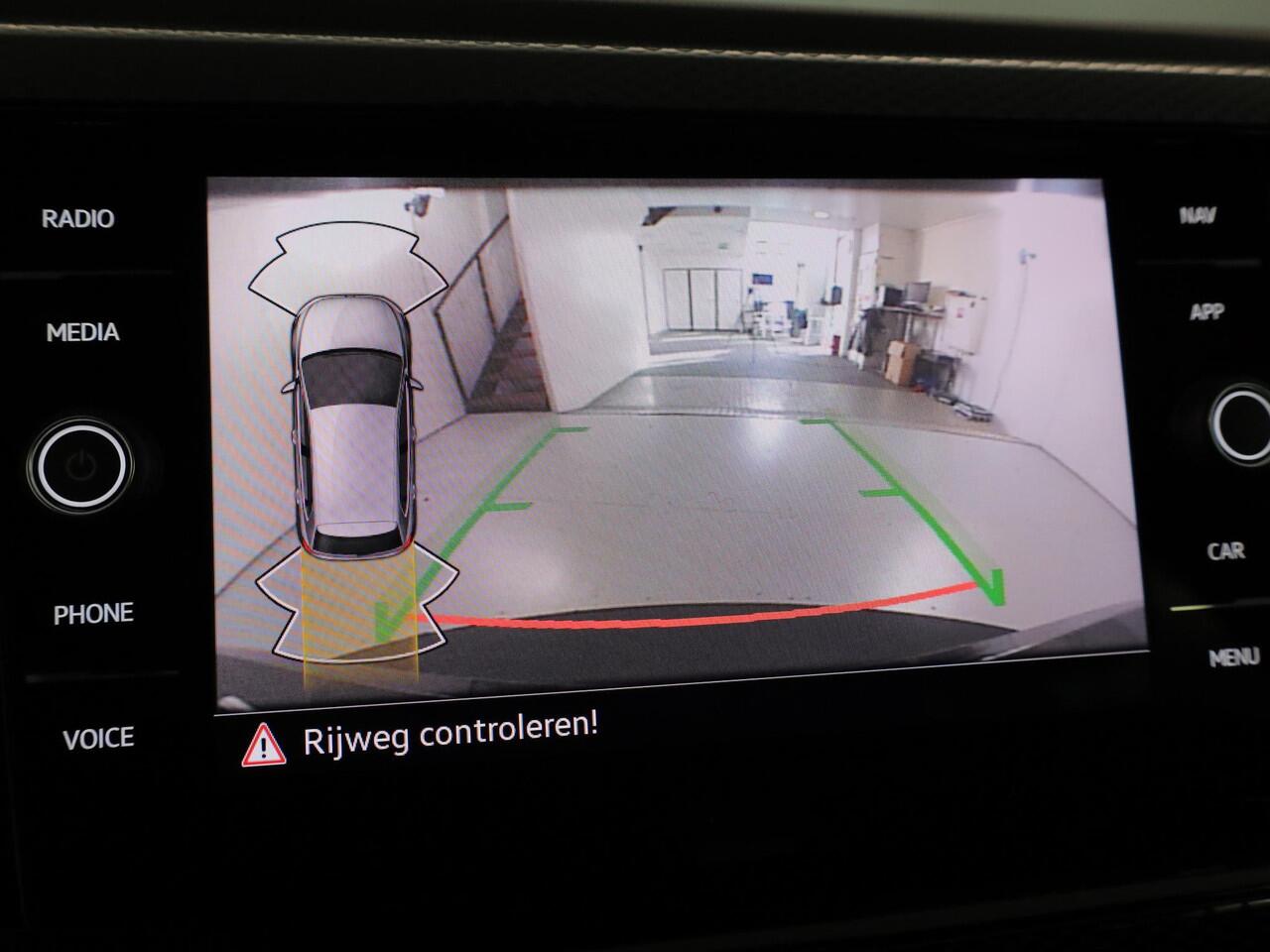 Volkswagen POLO 1.0 TSI Life 95 pk | Verlengde garantie | Navigatie | Parkeersensoren | Achteruitrijcamera | Adaptieve cruise control | Stoelverwarming |