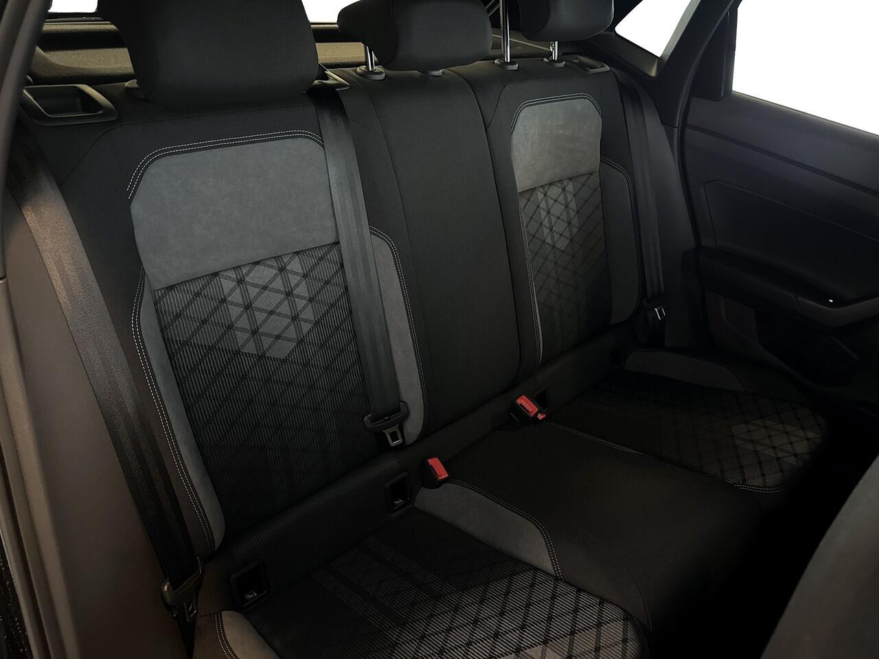 Volkswagen POLO 1.0 110pk TSI R-Line | Dodehoeksensor (Side Assist) | Koplampverlichting LED Matrix ('IQ.Light') | Voorstoelen verwarmbaar