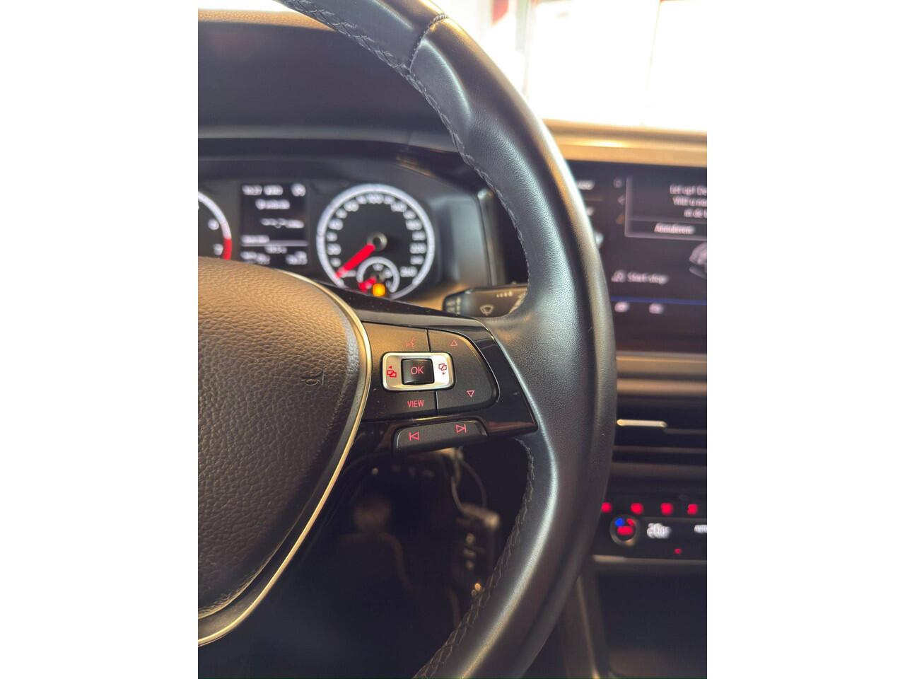 Volkswagen POLO 1.0 TSI Highline Orig.NL auto/Metallic wit/Navigatie/Apple car play/Climate control/Adaptive cruise control/Parkassist/Privacy glass/Spiegel verwarming