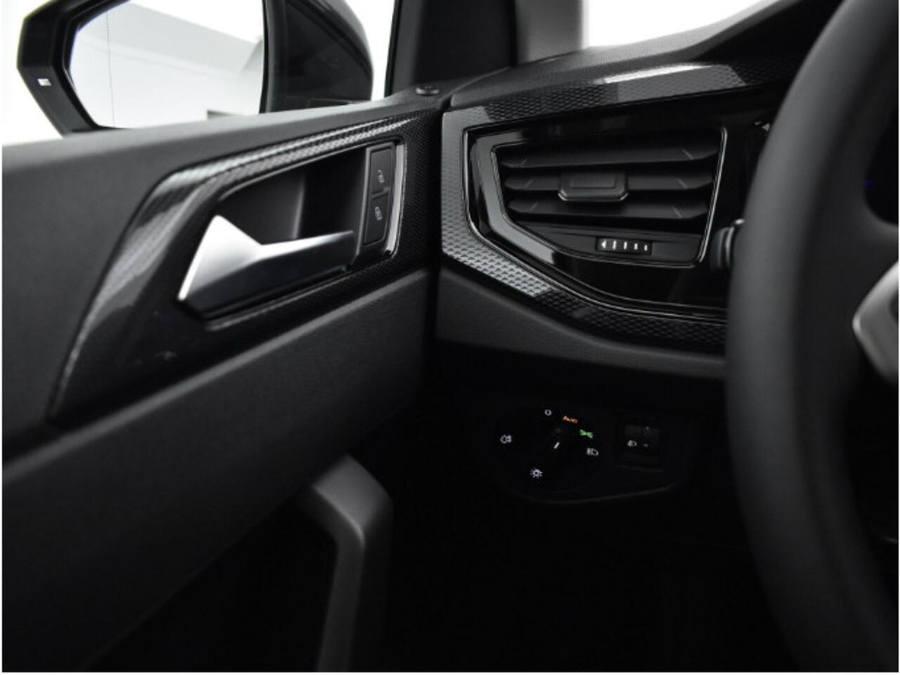 Volkswagen POLO Life Edition 1.0 TSI 95 pk 5 versn. Hand · Achteruitrijcamera · Parkeersensor achter · Velgen 'essex', 15 inch lichtmetaal ·