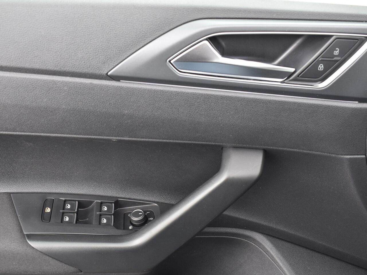 Volkswagen POLO 1.0 TSI 95pk DSG R-Line · Camera · Apple/Android Car Play · P-Sensoren · ACC · Getint Glas · 16'' Inch · Garantie t/m 24-11-2028 of 100.000km