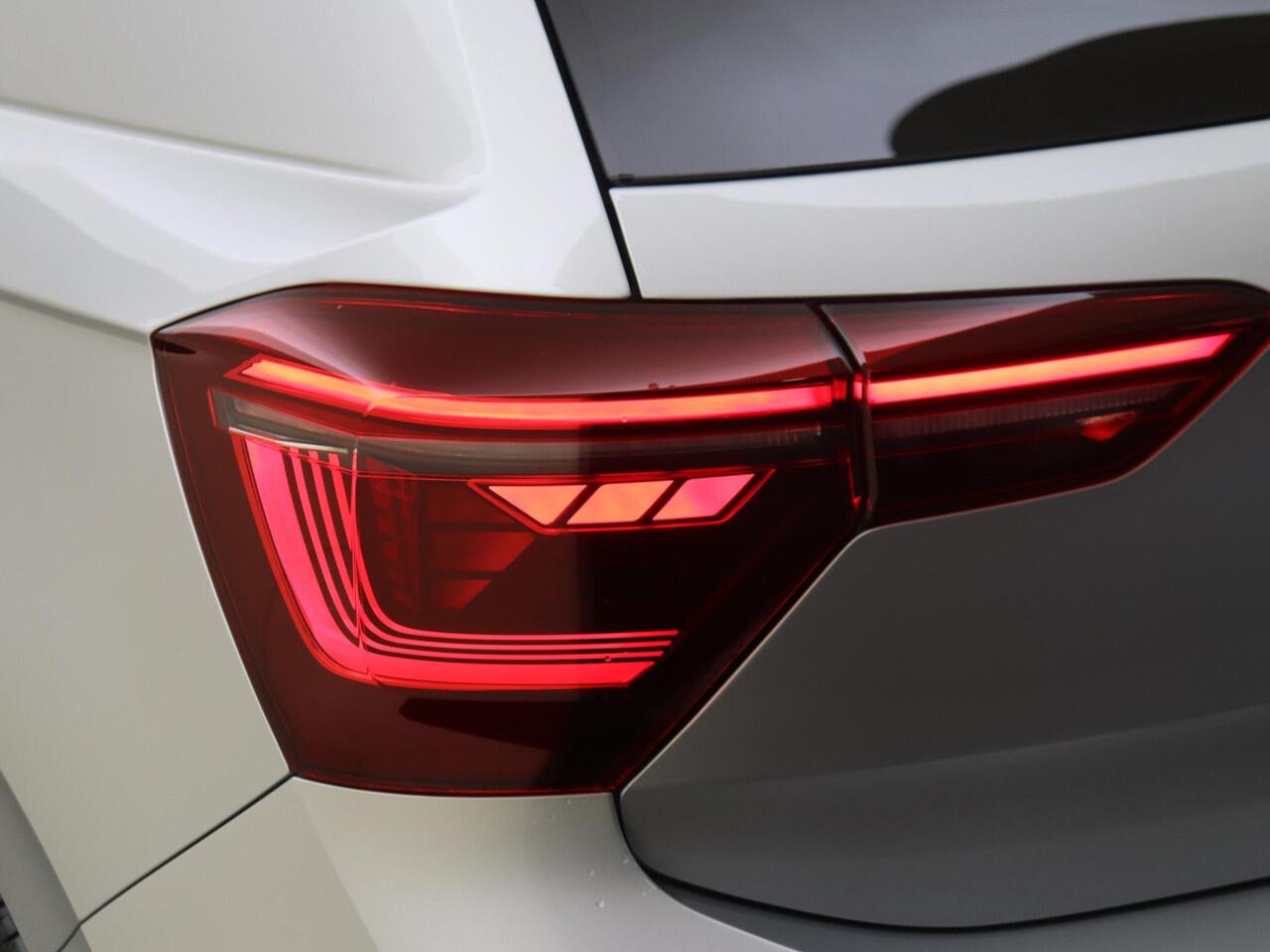 Volkswagen POLO R-Line Edition | 'App-Connect' draadloze smartphone integratie | Achterlichten LED | Afstandscontrolesysteem (Front Assist)