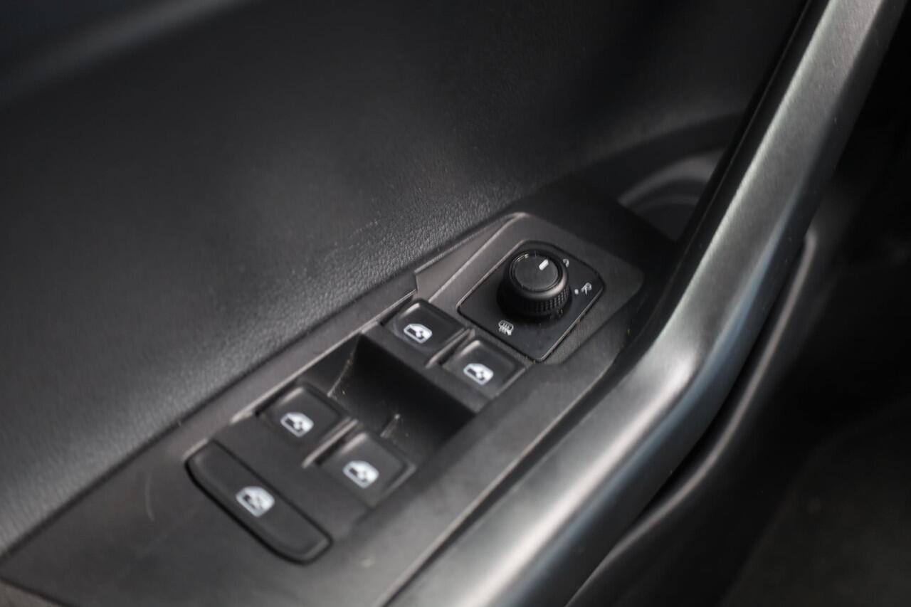 Volkswagen POLO 1.0 TSI Comfortline digital cockpit 15" LMV pdc voor en achter navigatie acc armsteun NL auto 1e eigenaar nieuw door ons geleverd en onderhouden