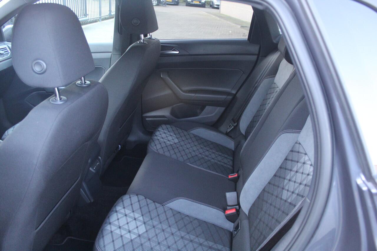 Volkswagen POLO 1.0 TSI 2x R-Line Automaat Navigatie/Virtual cockpit/Adaptive cruise control/Achteruitrijcamera/Parkeersensoren rondom/Apple carplay/Stoelverwarming/LED grill/IQ.light/Climate control/Draadloze telefoonlader/DAB/17''Lichtmetalen velgen.