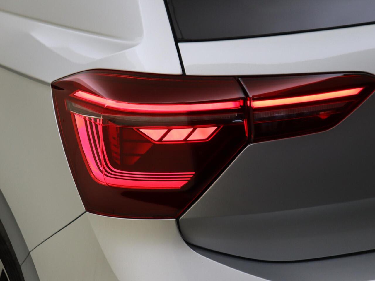 Volkswagen POLO R-Line Edition | 'App-Connect' draadloze smartphone integratie | Achterlichten LED | Afstandscontrolesysteem (Front Assist)
