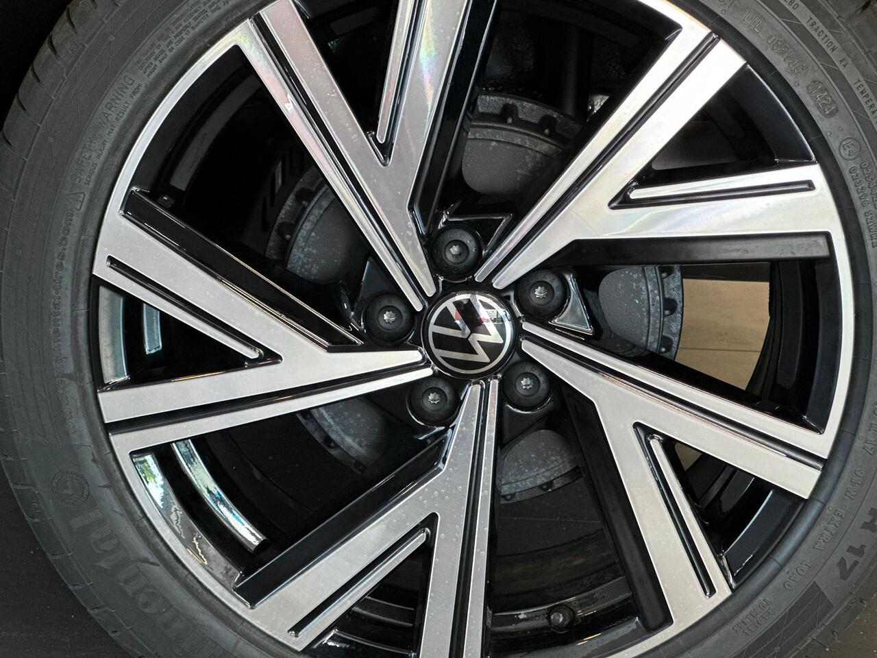 Volkswagen POLO 1.0 95pk TSI R-Line | Voorstoelen verwarmbaar | Velgen 'Bergamo', 17 inch lichtmetaal | Airconditioning automatisch (Climatronic)