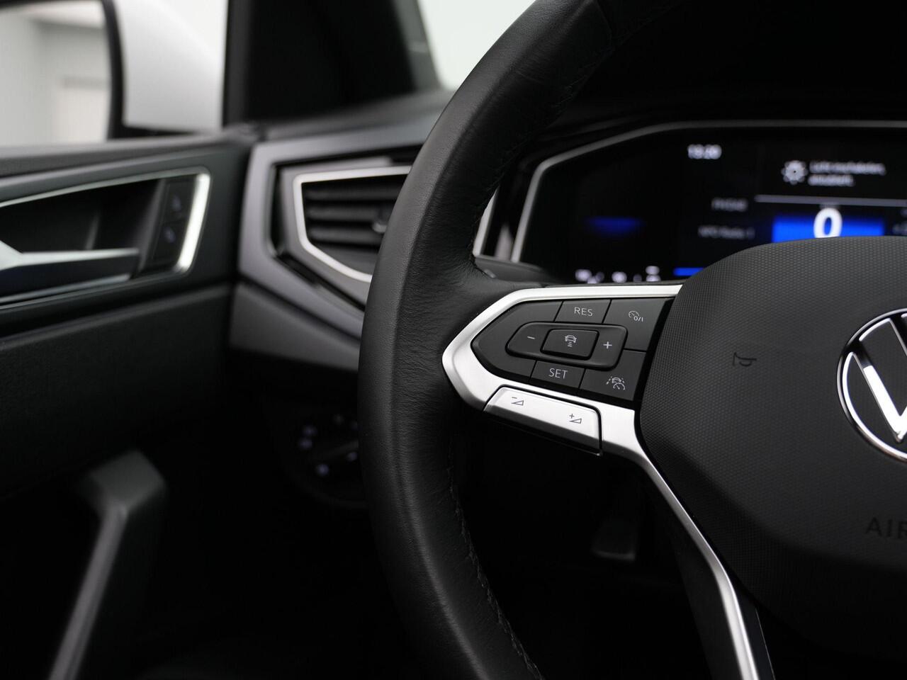 Volkswagen POLO 1.0 TSI 95 pk DSG R-Line | Panoramadak | IQ Light | Achteruitrijcamera | Stoelverwarming | Adaptive Cruise | Navigatie