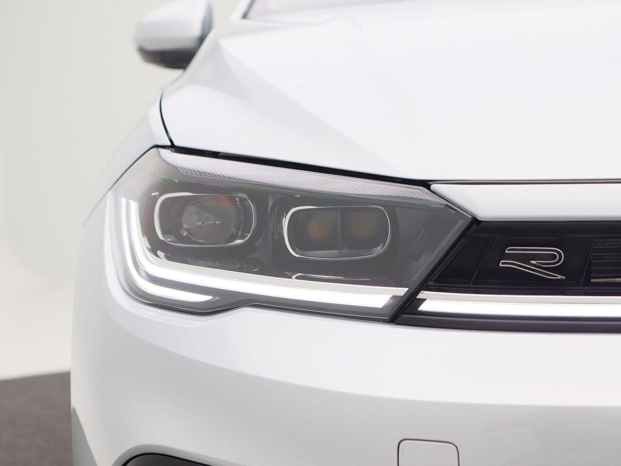 Volkswagen POLO R-Line Edition | Automaat | Panorama dak | LED Matrix | Stoelverwarming | 17" Velgen |