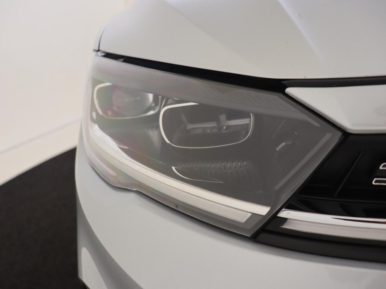 Volkswagen POLO 1.0 TSI R-Line Business | Trekhaak | Achteruitrijcamera | Stoelverwarming | Digital cockpit pro | Adaptieve cruise control | CarPlay | Navigatie |