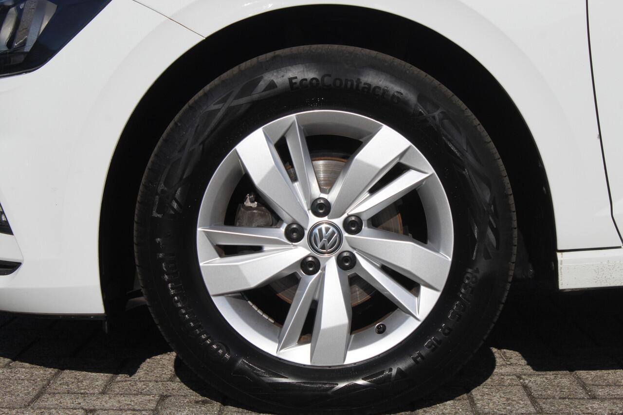 Volkswagen POLO 1.0 TSI Comfortline Navigatie/Adaptive cruise control/Apple carplay/Airco/DAB/Multifunctioneel stuurwiel/Elektrische ramen/Elektrisch verstelbare spiegels/15'' Lichtmetalen velgen.