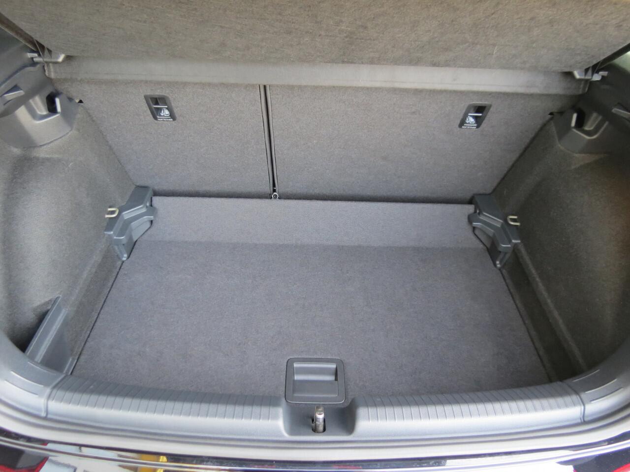 Volkswagen POLO 1.0 TSI R-Line -95pk- Automaat | Matrix IQ Led | 17" Bergamo | Camera | Rijklaarprijs incl. 1 jaar Bovag garantie