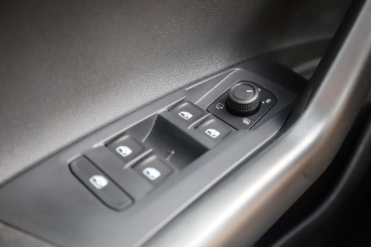 Volkswagen POLO 1.0 TSI Life Edition 95PK / 70kW Achteruitrijcamera, Apple Carplay & Android Auto, verwarmbare voorstoelen, Keyless Entry & Start, adaptive cruise control met Stop&Go en stuurhulp, 2-zonde Climatronic airconditioning, volledig digitaal instrumentenpaneel 