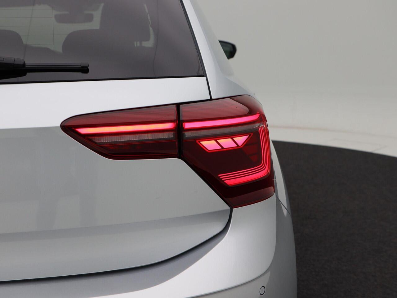 Volkswagen POLO R-Line Edition | Automaat | Panorama dak | LED Matrix | Stoelverwarming | 17" Velgen |