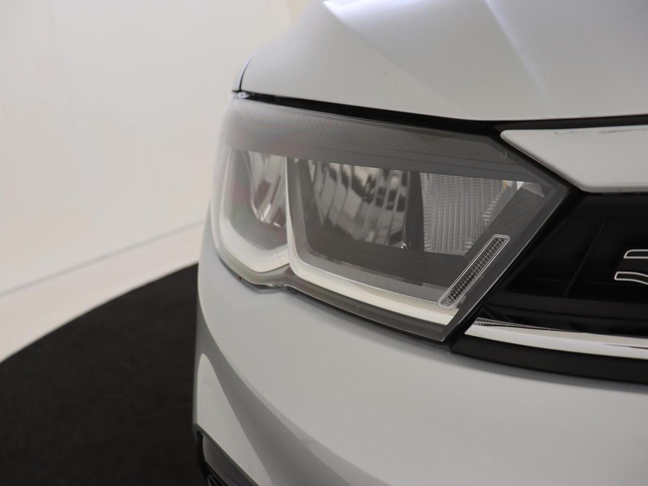 Volkswagen POLO 1.0 TSI R-Line | Achteruitrijcamera | Keyless | Adaptieve cruise control | Stoelverwarming | Digital cockpit pro | CarPlay | Sfeerverlichting |