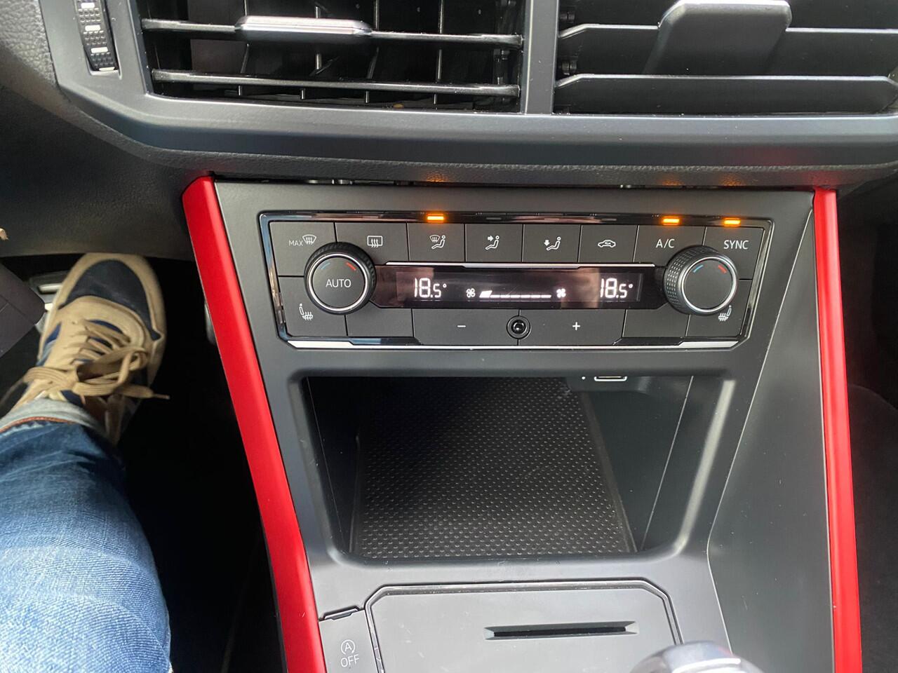 Volkswagen POLO 1.0 TSI Highline Automaat/Climate control/Multimedia scherm/Stoel & spiegelverwarming/Cruise control/Licht metalen velgen/Privacy glass