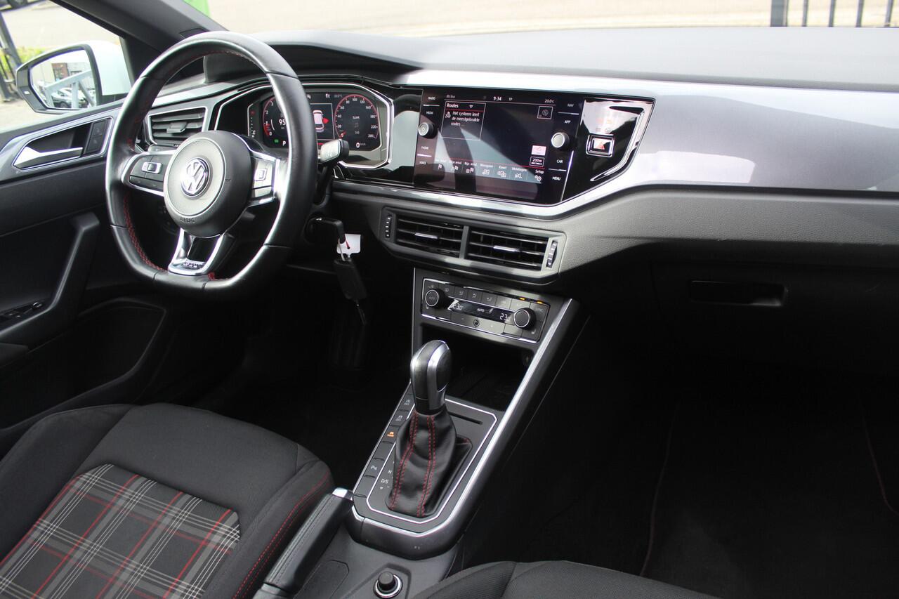 Volkswagen POLO 2.0 TSI GTI Panoramadak/Navigatie/Virtual cockpit/Adaptive cruise control/Climat control/Stoelverwarming/Apple carplay/Parkeersensoren rondom/Draadloze telefoonlader/18'' Lichtmetalen velgen.
