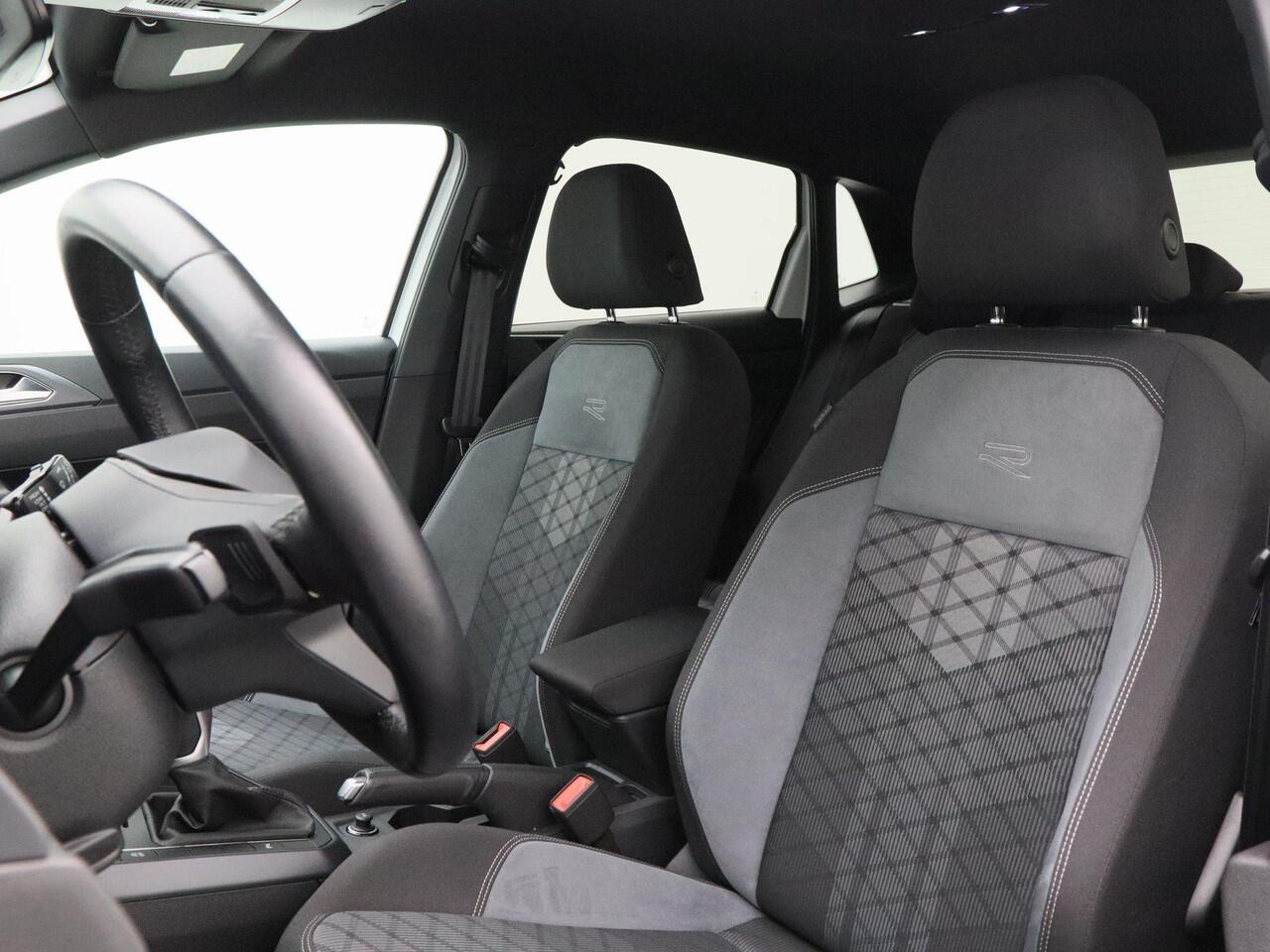 Volkswagen POLO 1.0 TSi Automaat R-Line Business | IQ Led | Adaptive Cruise | Stoel Verwarming | Camera | Carplay | Navigatie | Parkeersensoren | 17 Inch | 15.570 Km!!