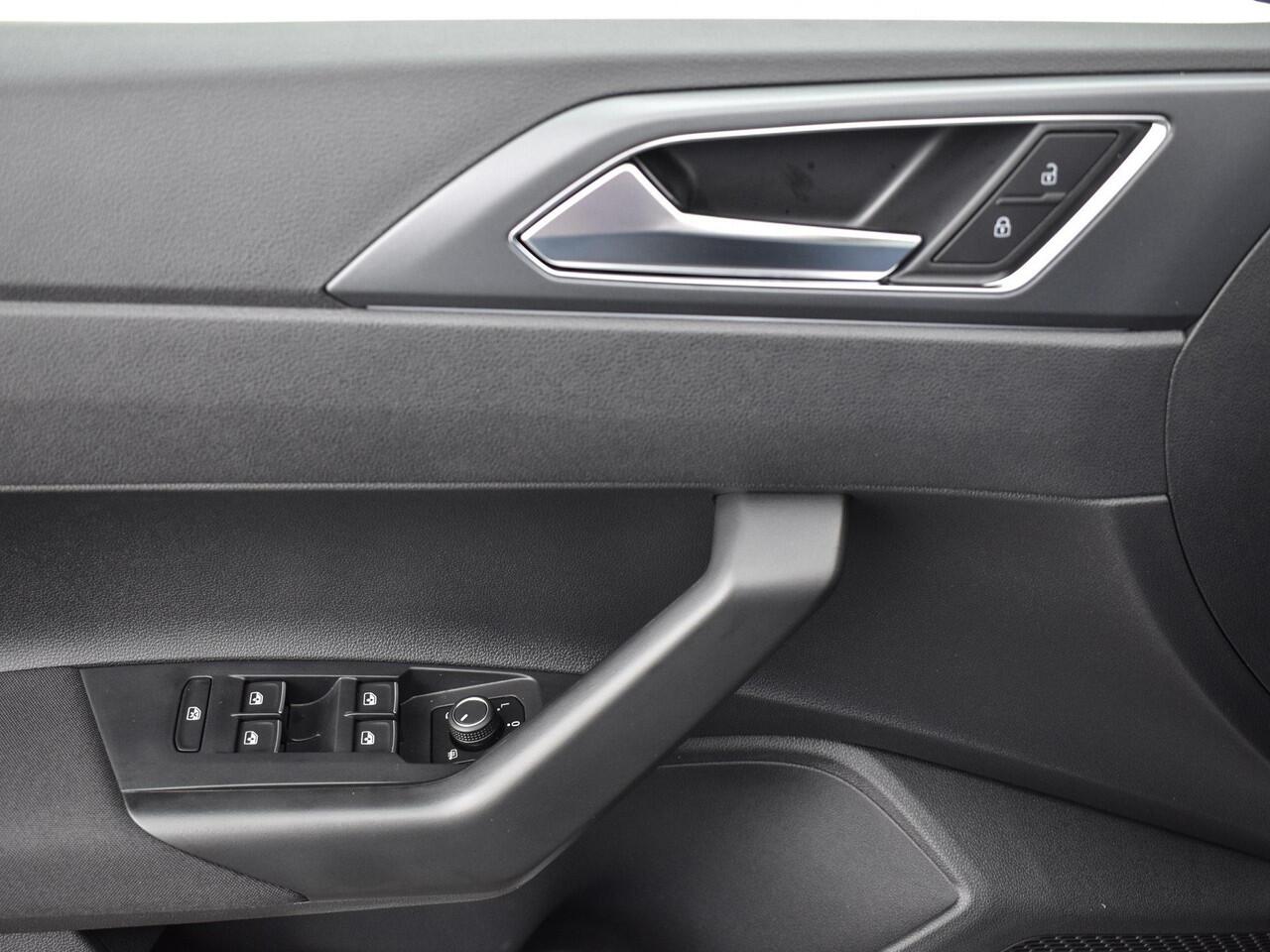 Volkswagen POLO R-Line Edition 1.0 TSI 95 PK 7 versn. DSG · Voorraad Actie · Prijs is inclusief EU 2000,- inruilpremie · Speciaal ingekocht