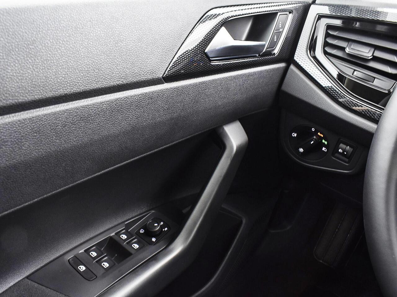 Volkswagen POLO Life Edition 1.0 TSI 95 pk 5 versn. Hand · Achteruitrijcamera · regensensor · Voorraad OUTLET