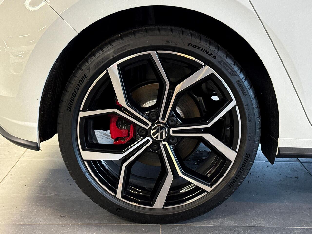 Volkswagen POLO 2.0 207pk TSI GTI | Navigatie 'Discover Media' | Adaptive Cruise Control | Velgen 'Faro', 18 inch lichtmetaal