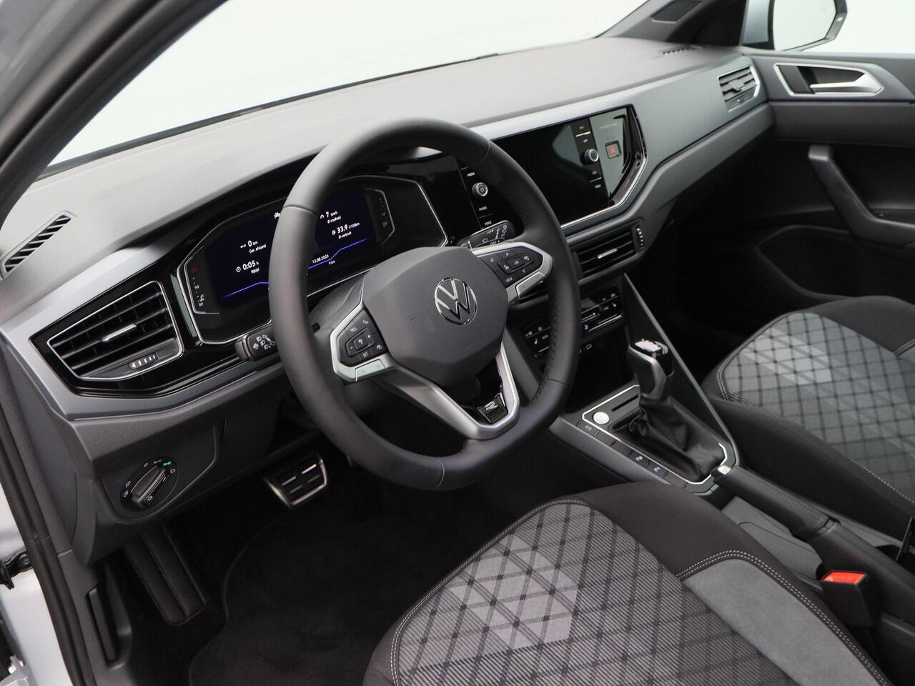 Volkswagen POLO R-Line Edition | Automaat | Panorama dak | LED Matrix | Stoelverwarming | 17" Velgen |