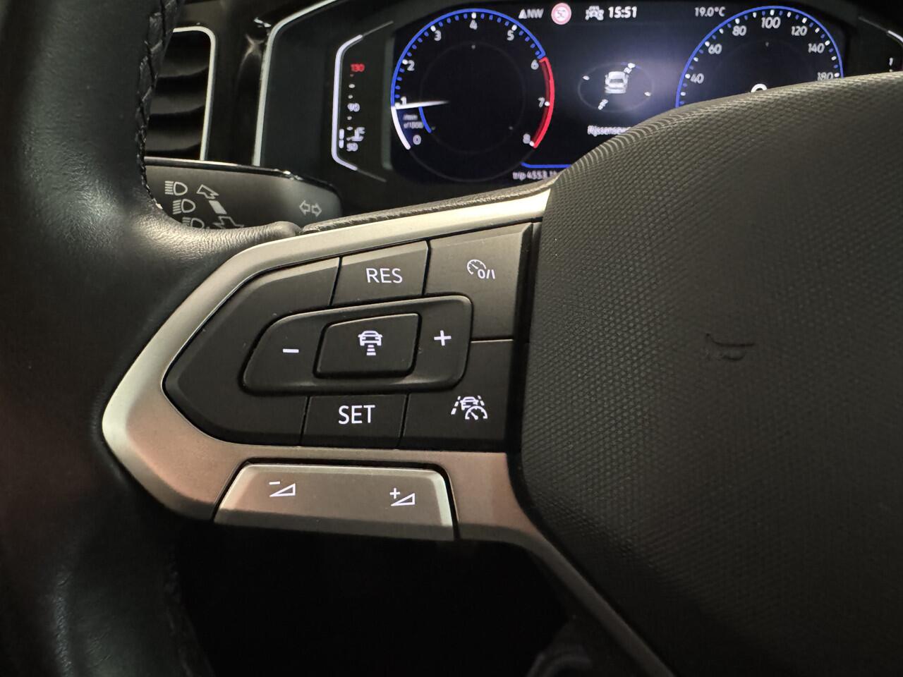 Volkswagen POLO 1.0 IQ Light/Stoelverwarming/Navi