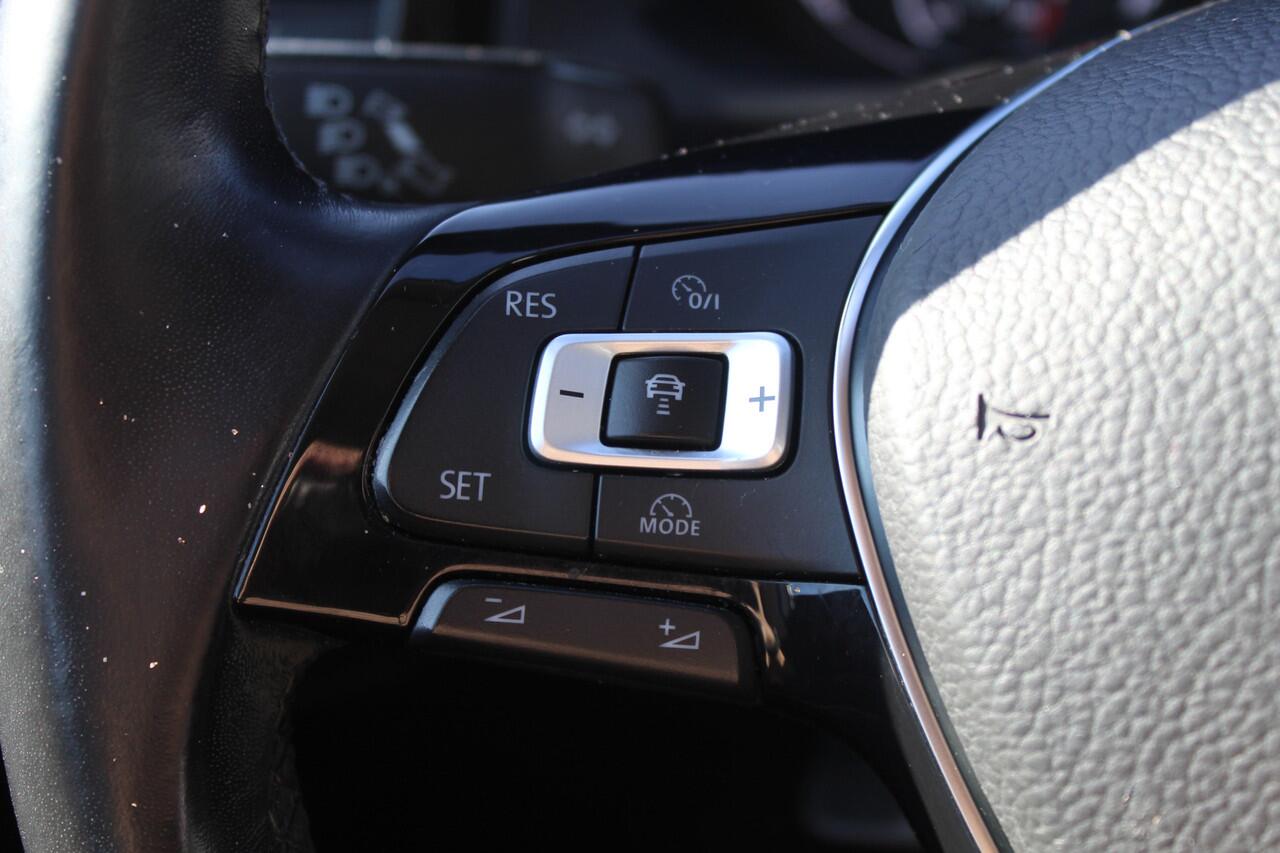 Volkswagen POLO 1.0 TSI Comfortline Navigatie/Adaptive cruise control/Apple carplay/Airco/DAB/Multifunctioneel stuurwiel/Elektrische ramen/Elektrisch verstelbare spiegels/15'' Lichtmetalen velgen.