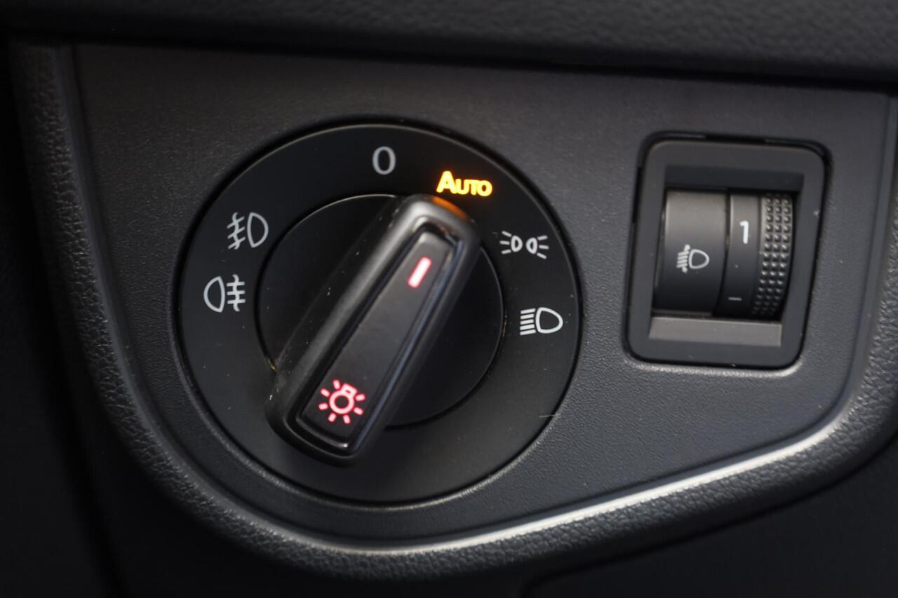 Volkswagen POLO 1.0 TSI Comfortline digital cockpit 15" LMV pdc voor en achter navigatie acc armsteun NL auto 1e eigenaar nieuw door ons geleverd en onderhouden