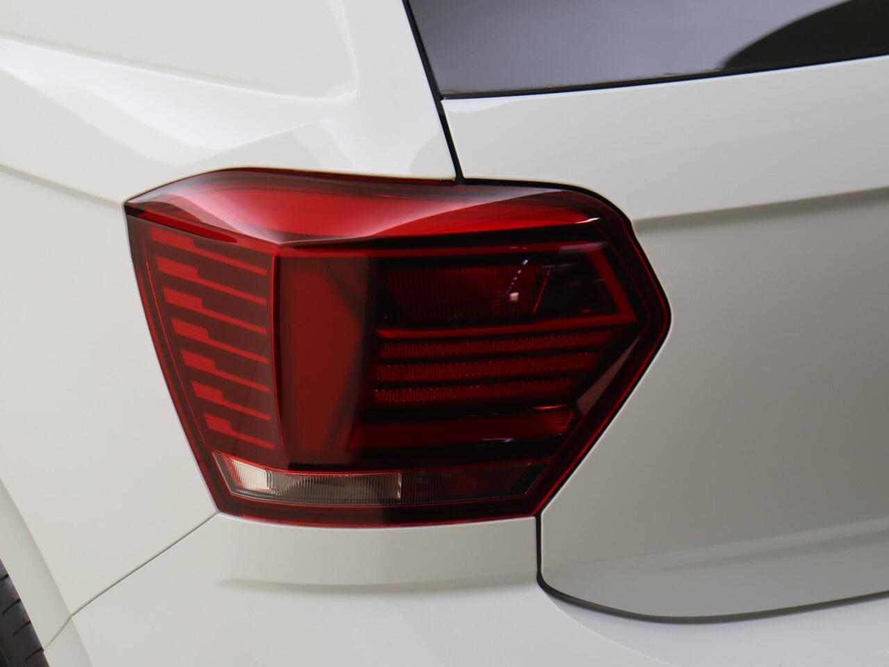 Volkswagen POLO 1.0 TSI R-Line Edition | Navigatie | Parkeersensoren | Airco | CarPlay | Adaptieve cruise control | Draadloze telefoonlader |