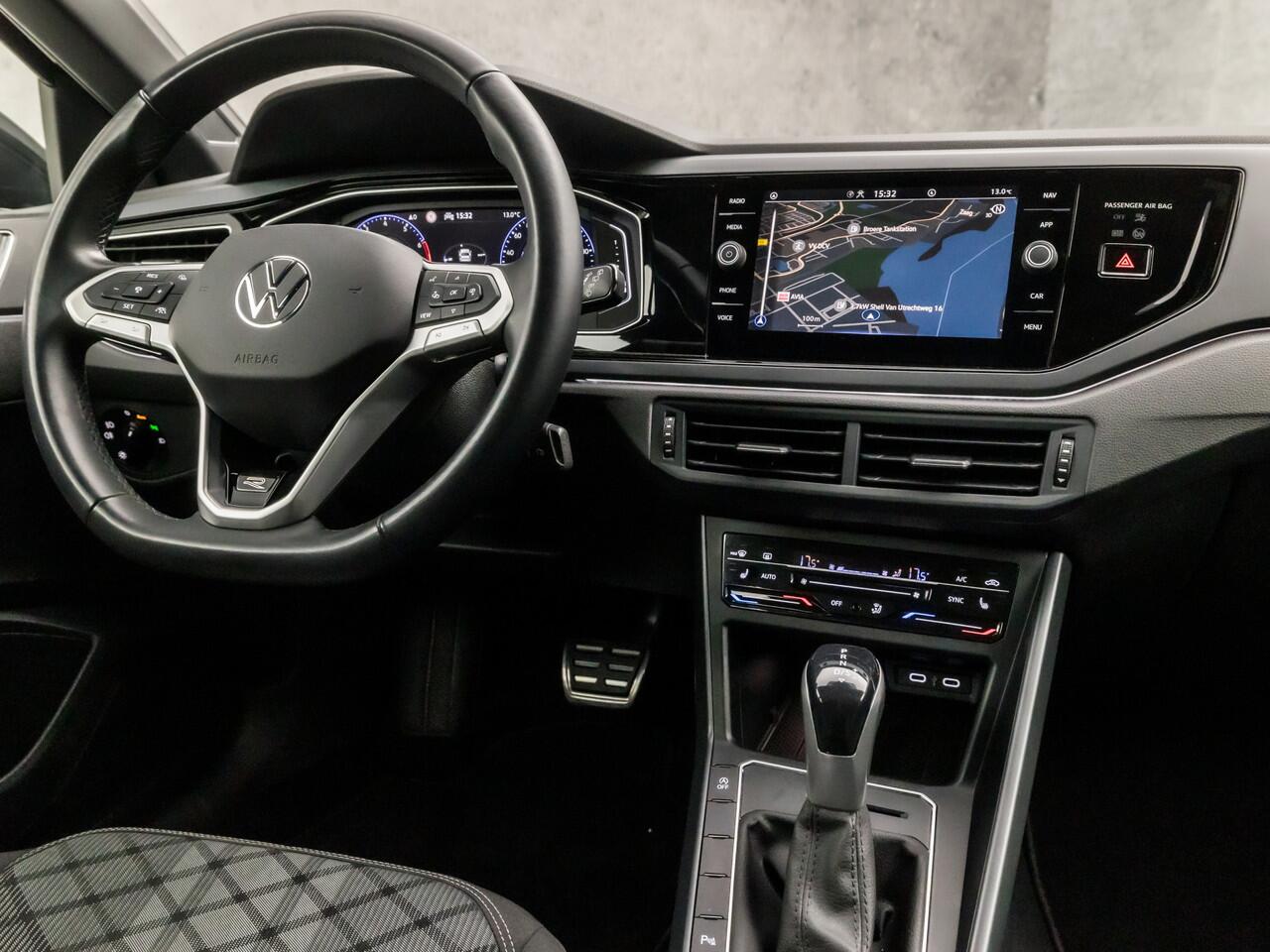 Volkswagen POLO 1.0 TSI R-Line Sport Automaat (2X R-LINE, VIRTUAL COCKPIT, APPLE CARPLAY, GRILL VERLICHT, CAMERA, STOELVERWARMING, SPORTSTOELEN, GETINT GLAS, DYNAMISCHE KNIPPERLICHTEN, ADAPTIVE CRUISE, NIEUWSTAAT)