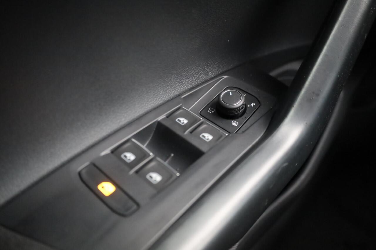 Volkswagen POLO 1.0 TSI R-Line 95PK / 70kW Keyless Entry & Start, adaptive cruise control met Stop&Go en stuurhulp, Apple Carplay & Android Auto, parkeersensoren voor + achter, LED koplampen, file assistent, extra getint glas achter, volledig digitaal instrumentenpaneel 