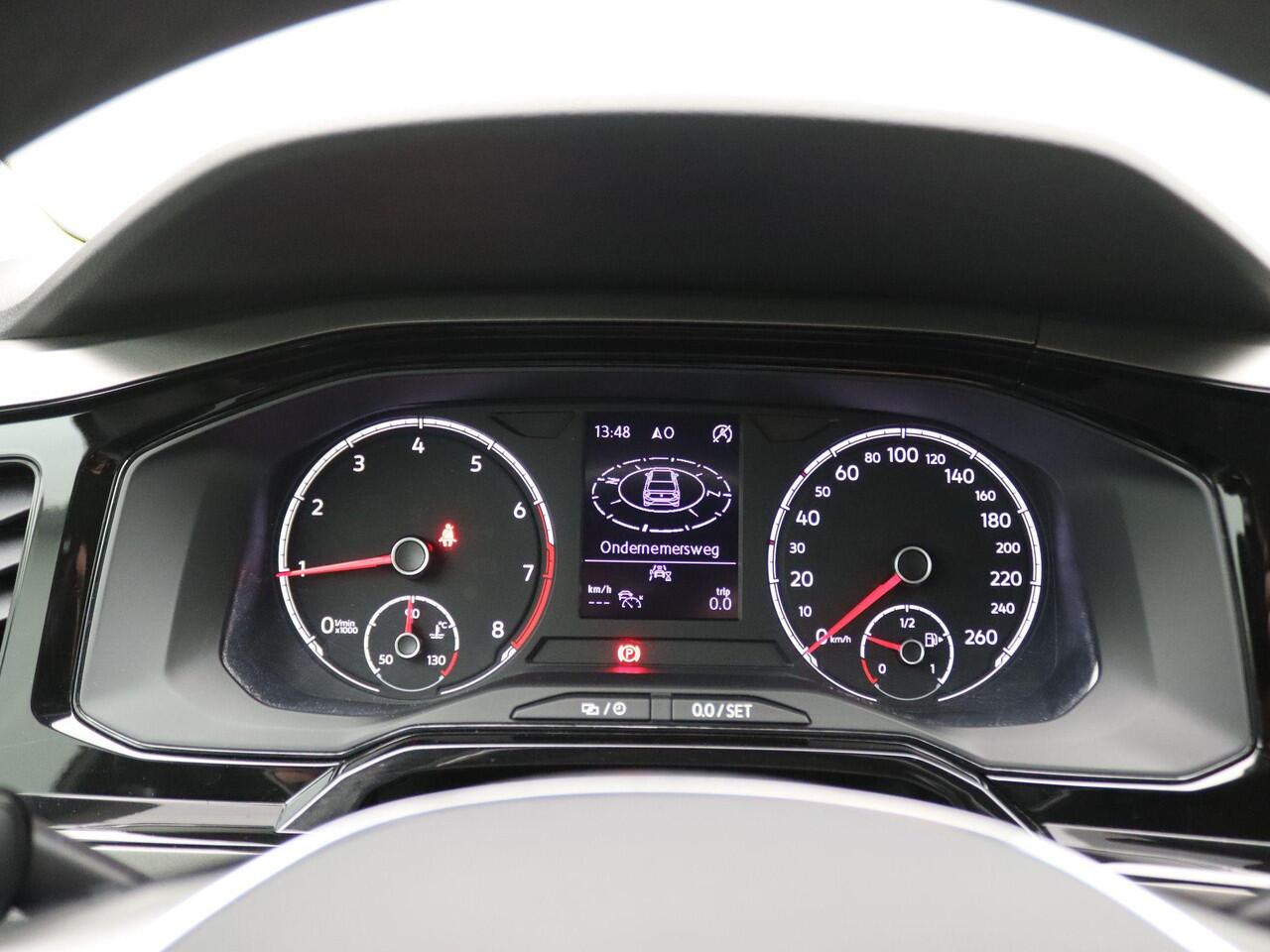 Volkswagen POLO 1.0 TSI R-Line Edition 95PK Achteruitrijcamera, Alarm, Navi, Trekhaak, Adaptieve Cruise Control, PDC voor en achter, 16" LM Velgen