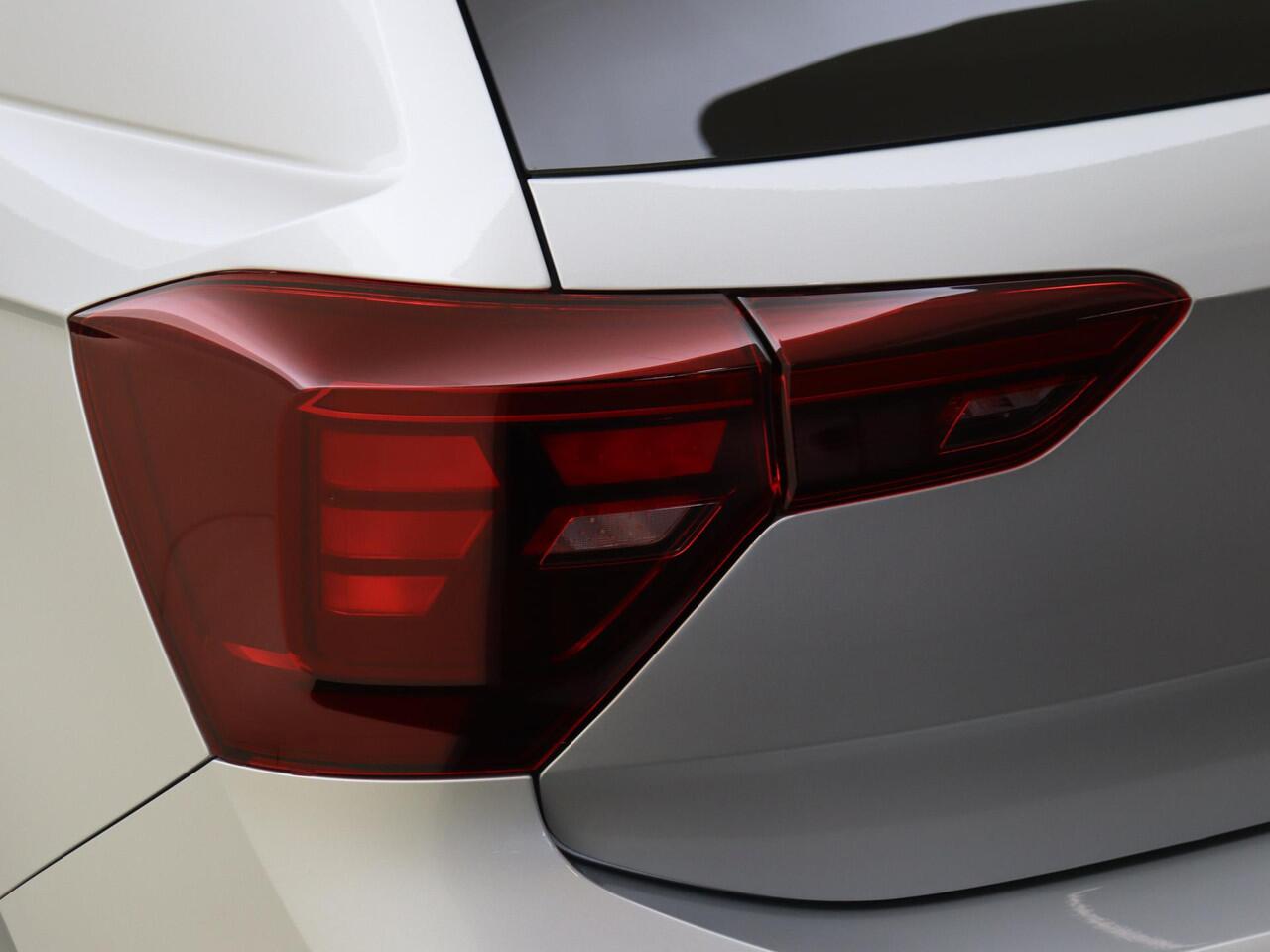 Volkswagen POLO 1.0 TSI R-Line | Achteruitrijcamera | Keyless | Adaptieve cruise control | Stoelverwarming | Digital cockpit pro | CarPlay | Sfeerverlichting |