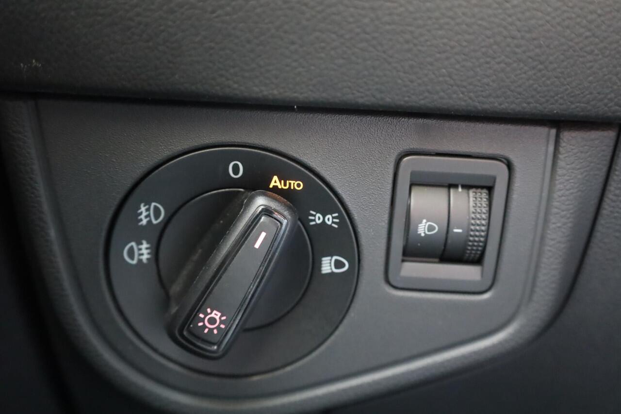 Volkswagen POLO 1.0 TSI Highline Business R 70KW/95PK DSG, privacy glas, digital cockpit, R-Line, zwarte hemel, half leder, 16" LMV sebring, NL auto, dealeronderhouden, climatronic, navigatie, pdc voor en achter.