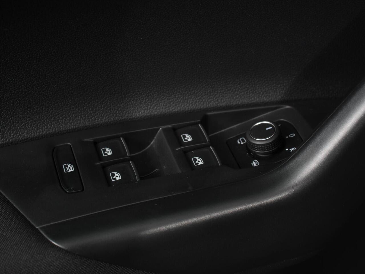 Volkswagen POLO 2.0 TSI GTI Automaat Navigatie Apple Carplay / Android Auto Adaptive Cruise Control Parkeersensoren Park Assist Dodehoek Assistent Stoelverwarming Climate Control