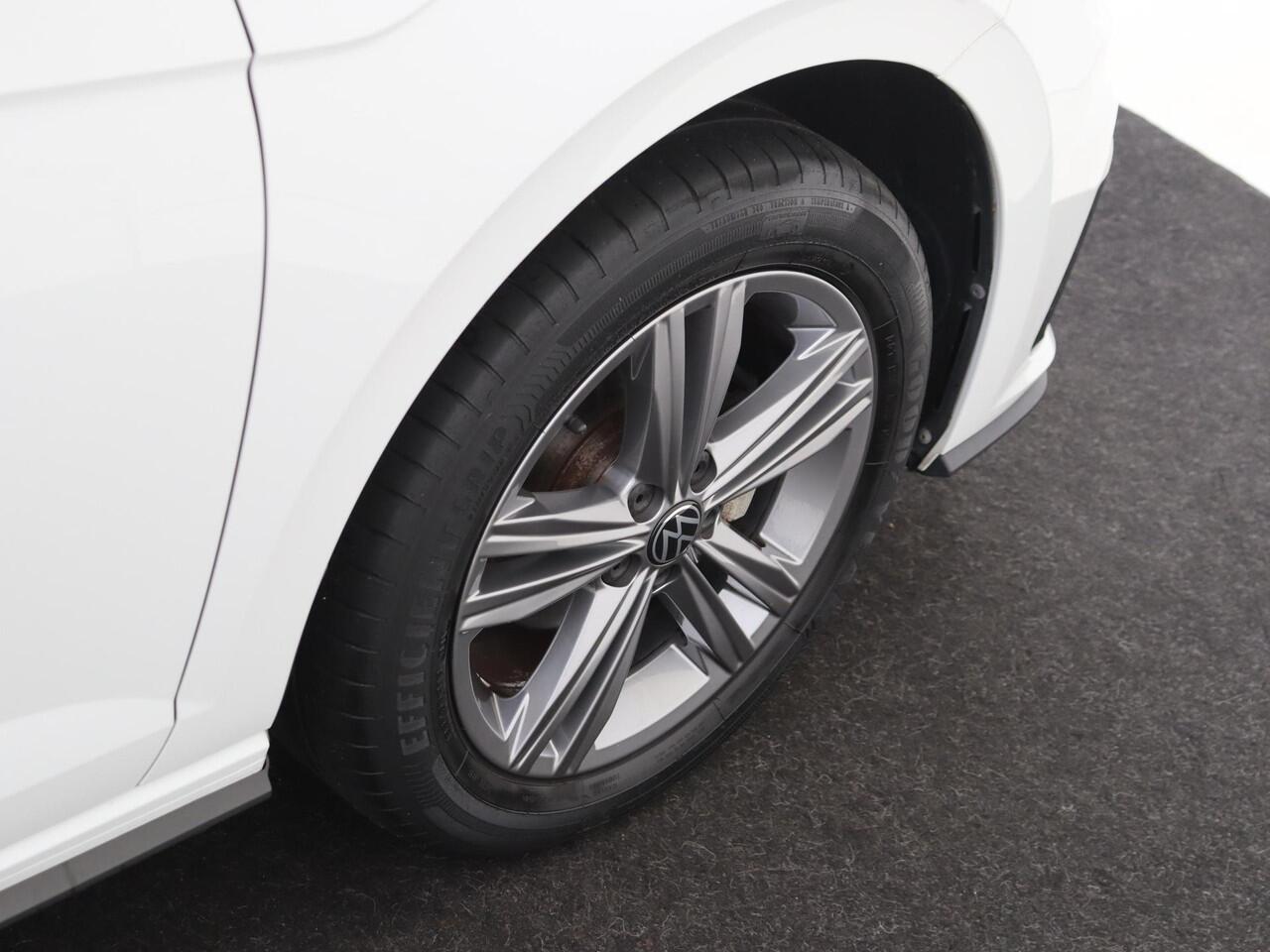 Volkswagen POLO 1.0 TSI R-Line Edition | Navigatie | Parkeersensoren | Airco | CarPlay | Adaptieve cruise control | Draadloze telefoonlader |