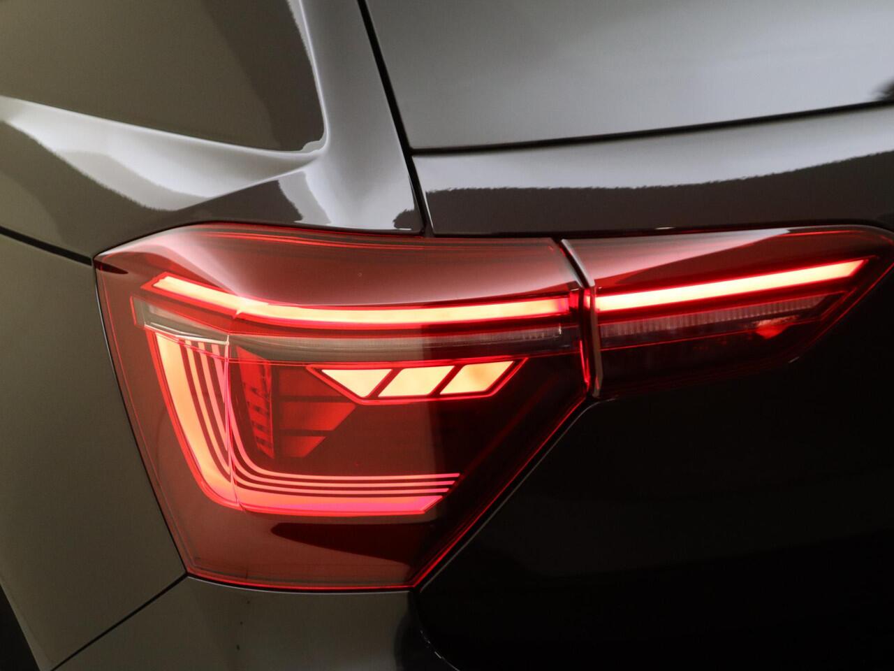 Volkswagen POLO R-Line Edition | 'App-Connect' draadloze smartphone integratie | Achterlichten LED | Afstandscontrolesysteem (Front Assist)