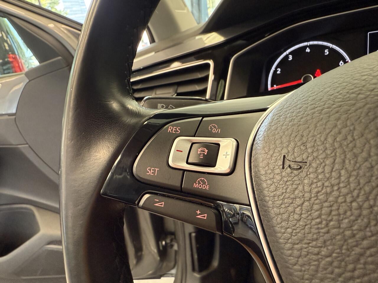 Volkswagen POLO 1.0 TSI Highline Business R-line Panoramadak Navigatie Full-led 24 maanden garantie mogelijk (*vraag naar de voorwaarden)