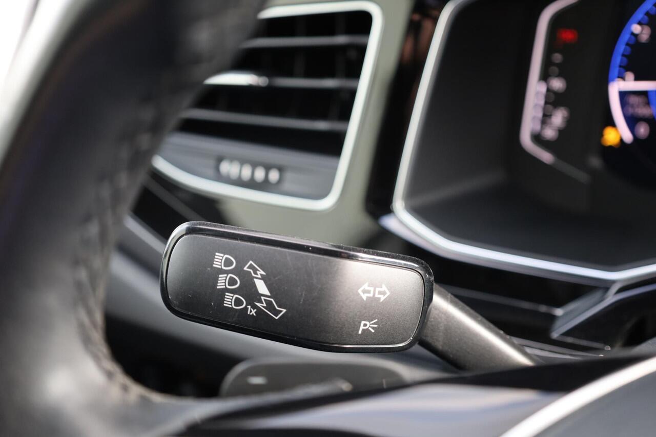 Volkswagen POLO 1.0 TSI Highline Business R 70KW/95PK DSG, privacy glas, digital cockpit, R-Line, zwarte hemel, half leder, 16" LMV sebring, NL auto, dealeronderhouden, climatronic, navigatie, pdc voor en achter.