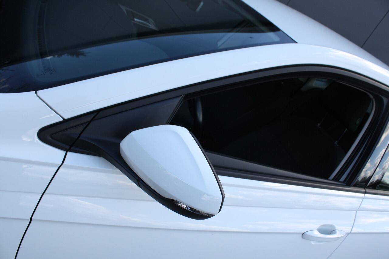 Volkswagen POLO 1.0 TSI Comfortline - AUTOMAAT - NAVIGATIE - AIRCO - 5-DEURS - RIJKLAAR