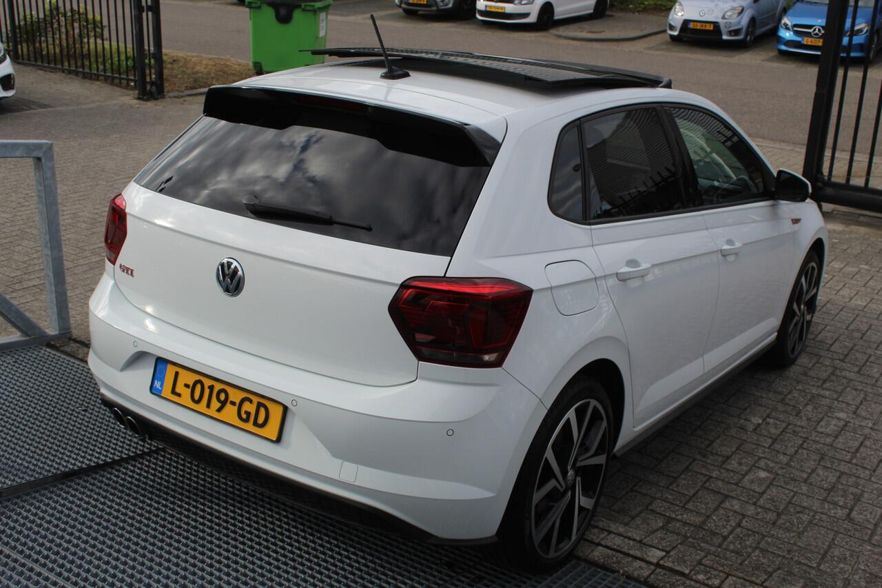 Volkswagen POLO 2.0 TSI GTI Panoramadak/Navigatie/Virtual cockpit/Adaptive cruise control/Climat control/Stoelverwarming/Apple carplay/Parkeersensoren rondom/Draadloze telefoonlader/18'' Lichtmetalen velgen.